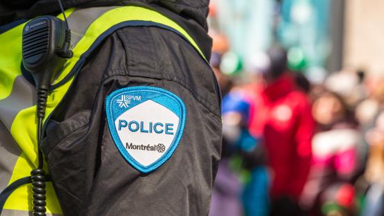 Vue sur l'écusson d'un policier de Montréal
