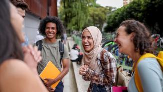 Groupe d'étudiantes et d'étudiants qui représentent la mixité qui sont à l'extérieur