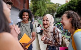 Groupe de jeunes souriants d'ethnicités différentes