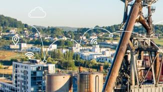 Vue sur ville avec dessins illustrant la connectant entre réseaux, infonuagique, wifi