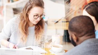 Groupe de personnes qui étudient un sujet passionnant