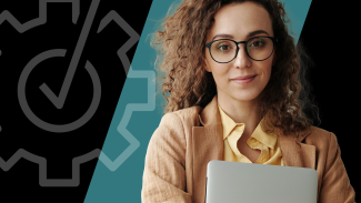 Femme avec un portable devant une illustration d’engrenage et de validation